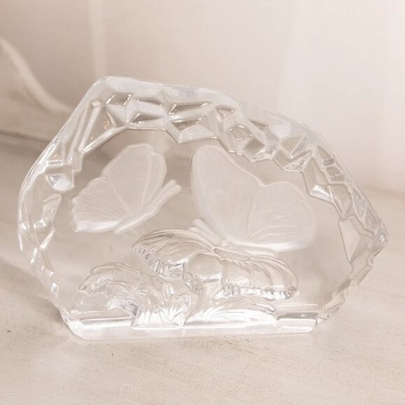 Vintage LE Smith Clear Glass Iceberg with Satin Butterfly Details - Picture 3 of 4